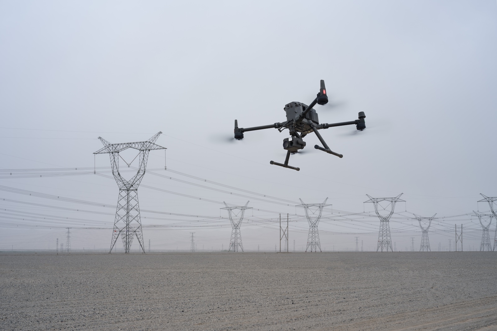 dron-M350-elektricke-vedenie